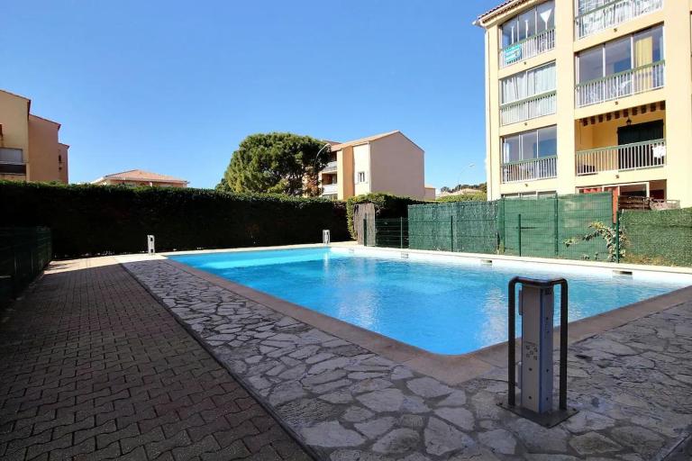Studio with pool near the sea wifi and AC - B&B Sanary-sur-Mer