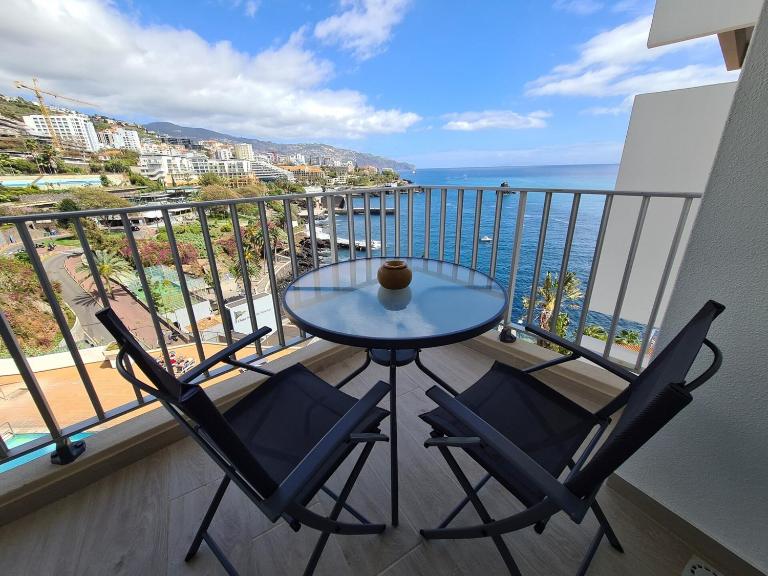 Step To The Sea 4, by Pausa Holiday Rentals - Bed and Breakfast Funchal