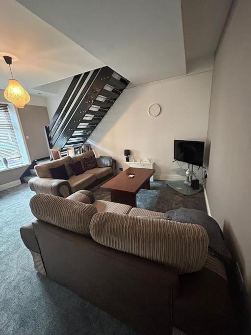 Entire House - 4 Bed - Sleeps 6 - B&B Clayton le Moors