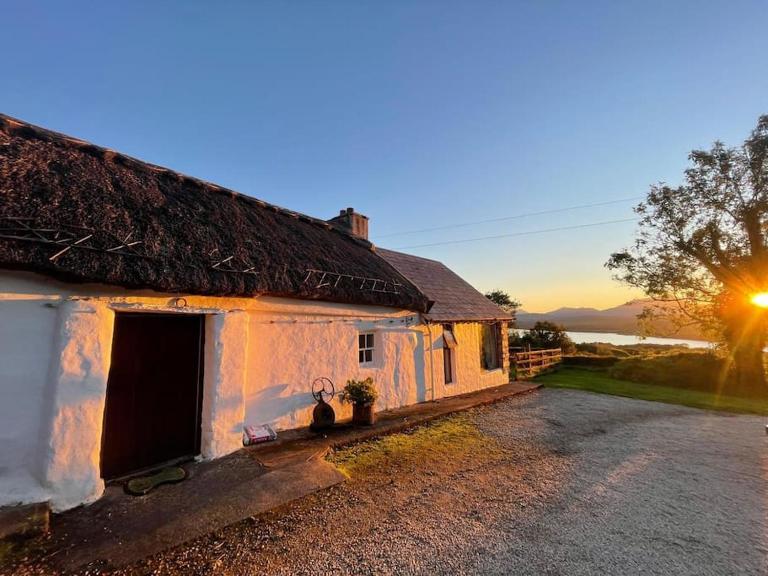 Private Thatched Cottage - with views - B&B Letterkenny