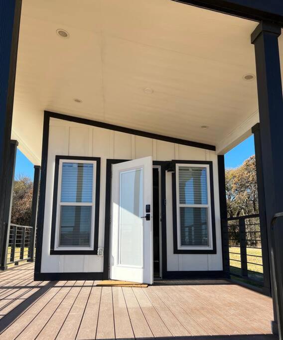Texoma Getaway - Tiny House on a Pharm - Bed and Breakfast Cartwright