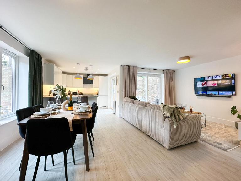NEW Edwin Bing Mews -Luxury City Centre Home - FREE Parking - B&B Canterbury