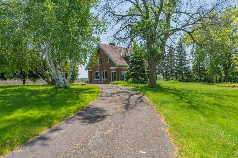 Luxury Hillside Farmhouse on The Bay of Quinte - B&B Belleville