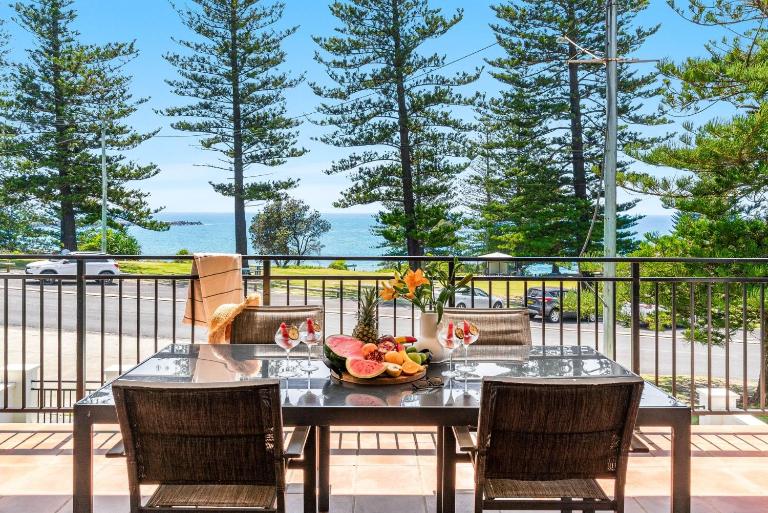 Arcoola 2 - Views Over Main Beach - Holiday Yamba - B&B Yamba