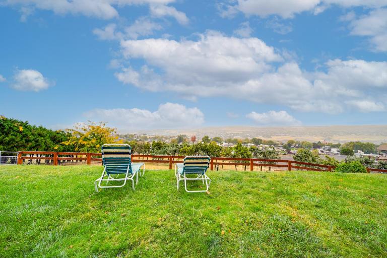 Hot Tub & Sweeping Views: Apt in Clarkston! - B&B Clarkston