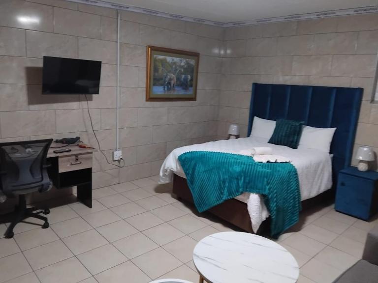 Whizzy Lifestyle Lodge - Bed and Breakfast Emalahleni