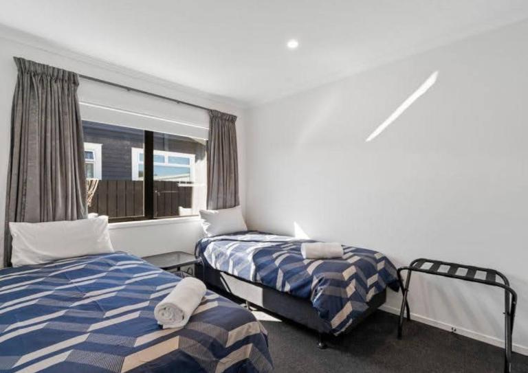 MiddleIsland-modern with 3 aircon - B&B Taupo