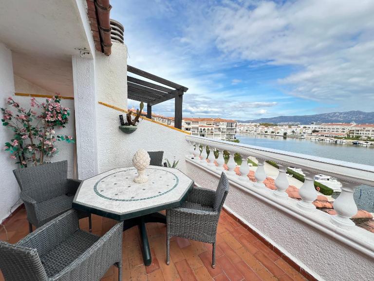 Apartamento Gran Lago con Vistas al Canal - Chambres d'hôtes Empuriabrava