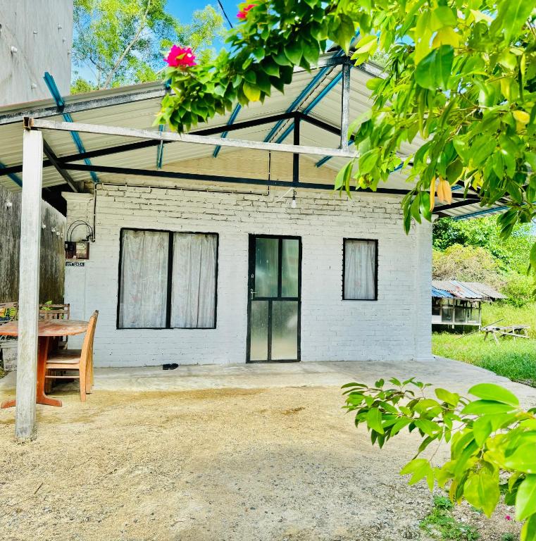 Eyka Studio Roomstay - B&B Marang