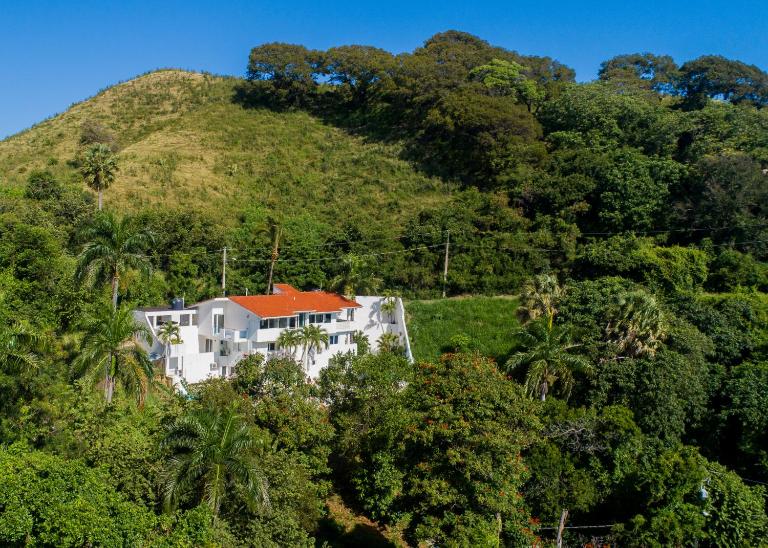 Casa Mango y Casa Jobo - Tropical Oasis with Mountain & Sea Epic views- Pool - Pool Table-10min drive to beach - B&B Puerto Plata