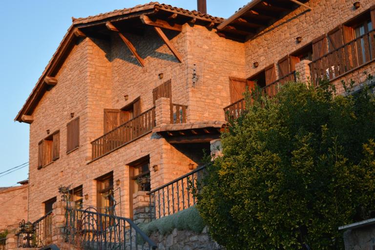 Hostal La Neu - B&B Castellar de N'Hug