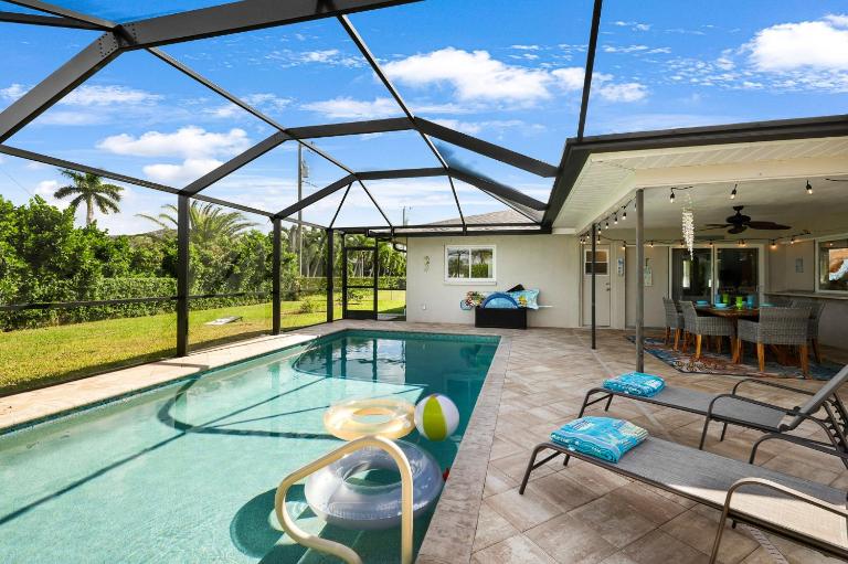 Your Private Escape with Heated Saltwater Pool - B&B Cape Coral