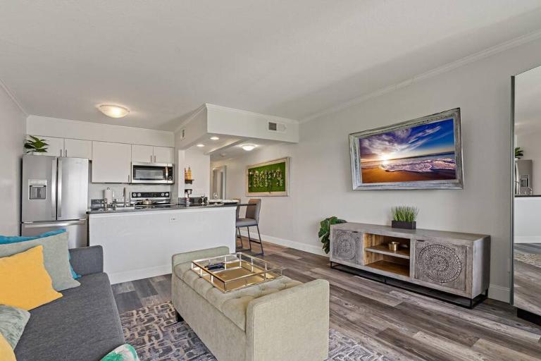 Waterfront Balcony Pool AC Smart TV - B&B Tampa