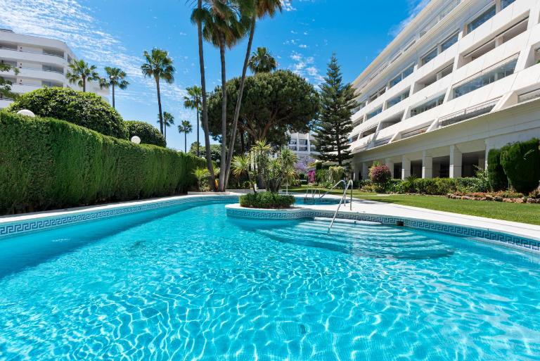 Sea view 2-bedroom apartment with pool - Chambres d'hôtes Marbella