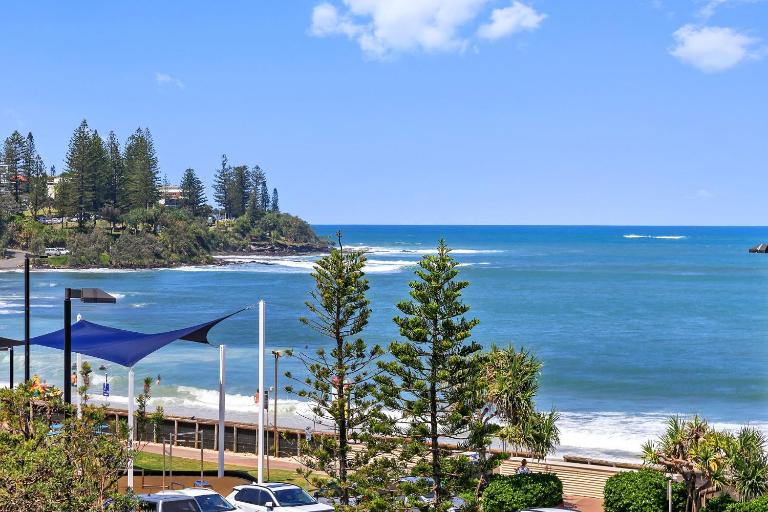 Absolute Beachfront Rolling Surf Resort - B&B Caloundra