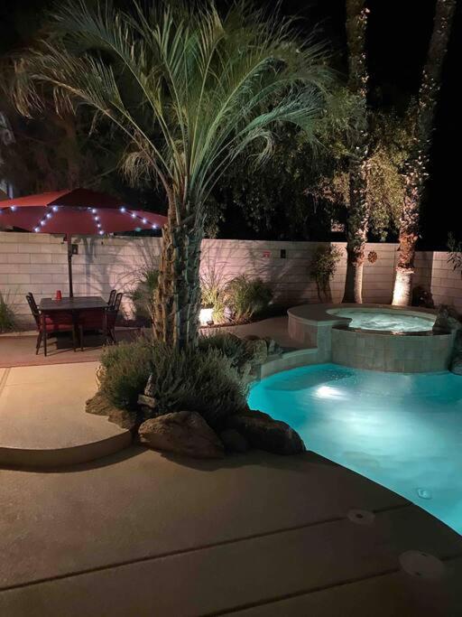 Elegant beautiful home With Pool & Heated Spa - B&B Las Vegas