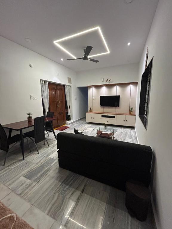 Guhan HomeStay - Bright & Cozy Studio Full Furnished & Full Kitchen, WiFi & Balcony - Ferienwohnung Hyderabad