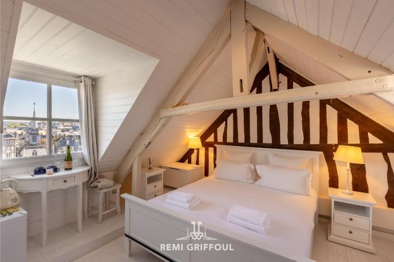 Dolphin view - studio - Cozy nest with a view of the port - Bed and Breakfast Honfleur