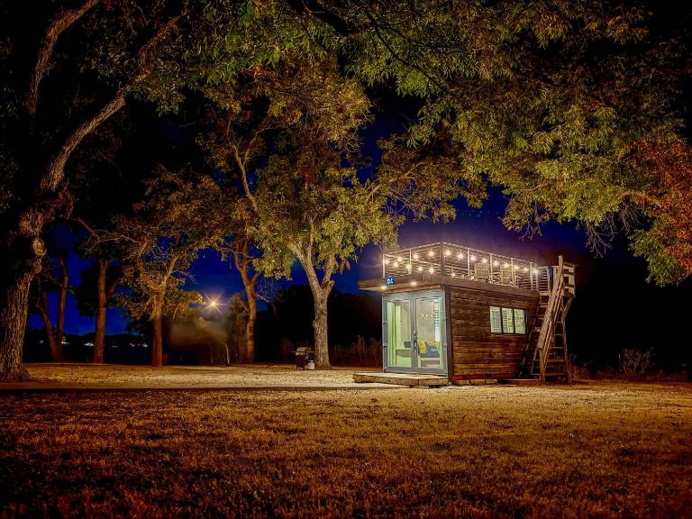 Elegant Container Tiny House Yellow & Blue - Chambres d'hôtes Waco