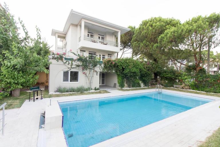 Spacious Exquisite 5BR Villa with Private Pool - Bed and Breakfast Ayvalık