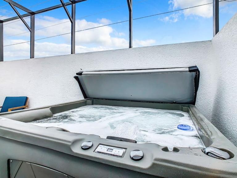 Spacious 3BR plus Den with Hot Tub, Near Disney - B&B Davenport