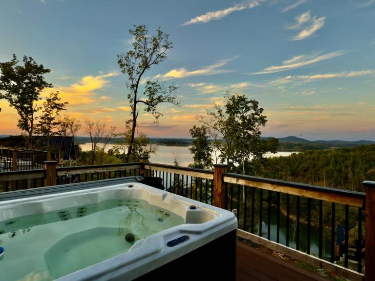 Lakeview Cabin, Hot Tub, Game Rm - B&B Dandridge