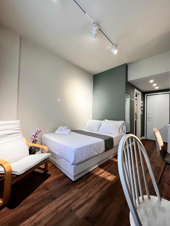 70 steps studio B, 50 meters from Dimokratias metro station - B&B Salonicco