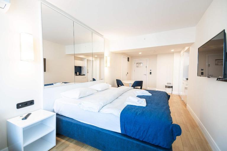 Cozy studio Apt with Sea Views - By Wehost - Ferienwohnung Batumi