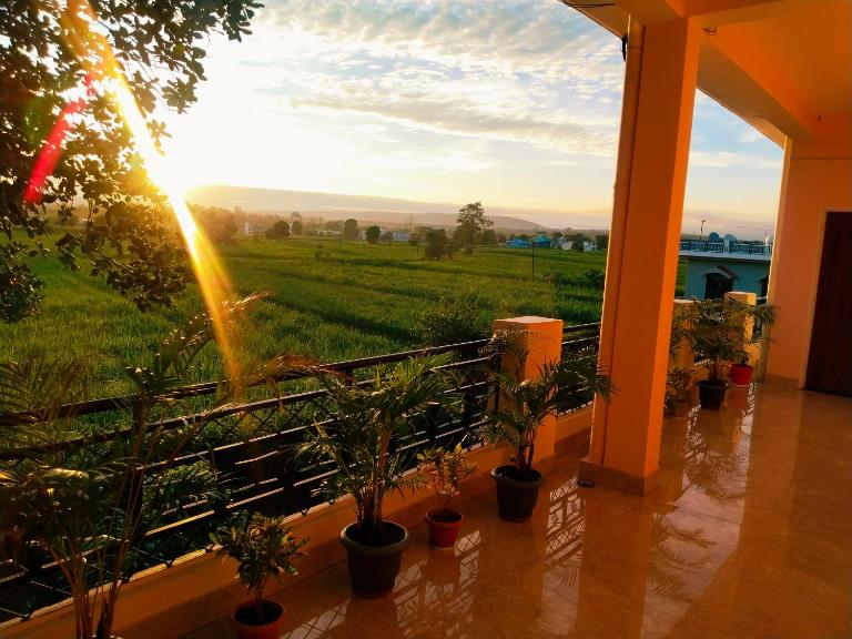 Airport Luxury Nature Homestay- Near Jolly Grant Airport Dehradun - B&B Doiwāla