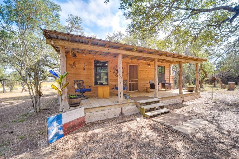 Happy Haven | Hill Country Couple’s Cabin Retreat - B&B Hye