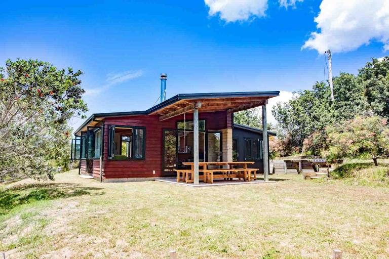 Whangapoua Family Bach - 100m from the beach! - B&B Whangapoua