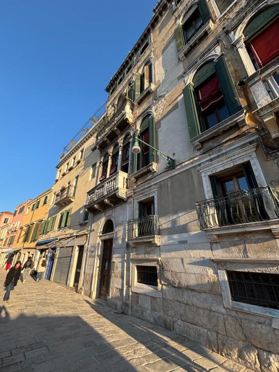 Large Three-bedroom Apartment with Canal View in Cannaregio - Ferienwohnung Venedig
