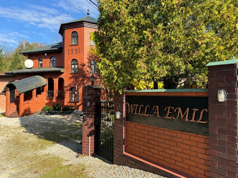 Willa Emil z BALIĄ ogrodową - B&B Stróża