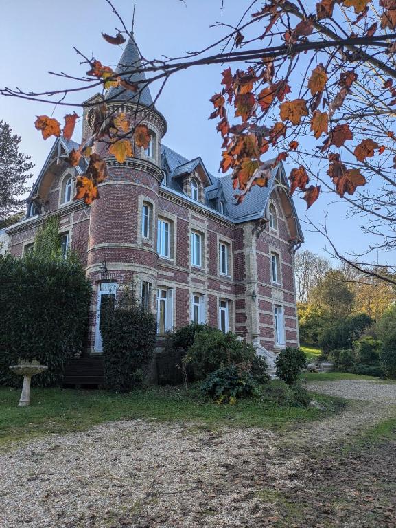 Chambre d'hôte - petit château à la campagne - Bed and Breakfast Saint-Aubin-Épinay