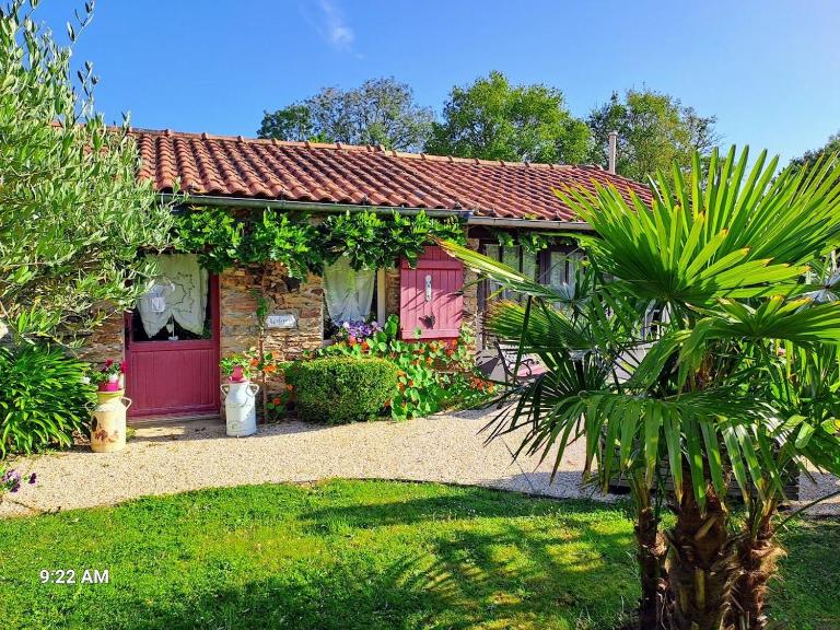 Gîte Accessible avec Jardin Fleuri près de Pornic, Éco-rénové et Équipé (Vélos, WiFi, Cheminée) - FR-1-306-957 - B&B La Sicaudais