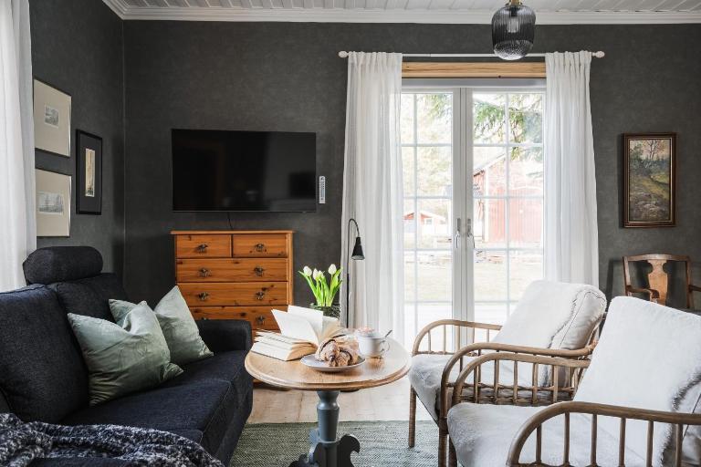 Guestly Homes - 2BR Nordic Cabin with Sauna - B&B Piteå