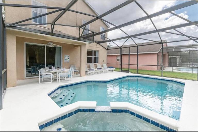 Luxurious 4-Bedroom Apartment with Private Pool in Davenport - Bed and Breakfast Davenport