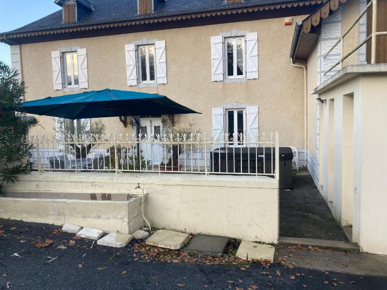 La Maison du soleil L Aulhere 3 étoiles ,Maison familiale 6-7 personnes, Grand Jacuzzi 6 p - B&B Oloron-Sainte-Marie