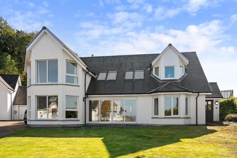 Stunning Sea Views - Luxury 4BR Beach House - B&B Oban