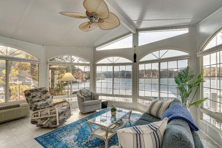 Fireplace, Deck & Grill: Lake Ozark Family Retreat - B&B Lake Ozark