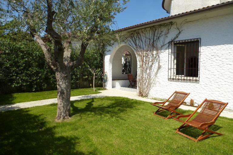 499 - Villetta trilocale nel centro di Marcelli, con giardino, vicino al mare - CLIMATIZZATO, SPIAGGIA INCLUSA - B&B Marcelli