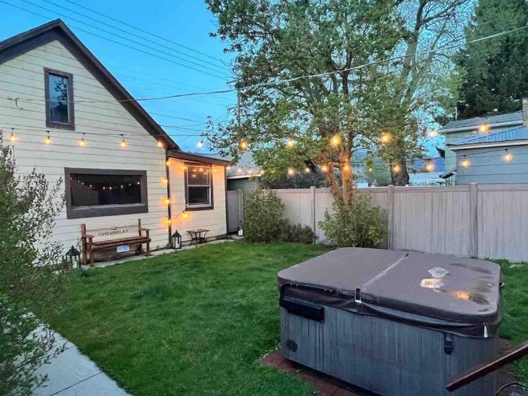 Bo's Queen Anne with Hot Tub and fenced backyard - B&B Butte