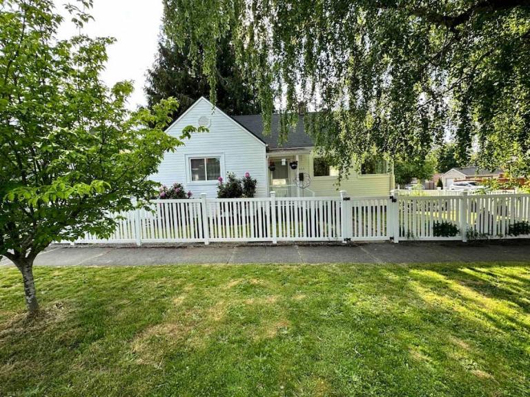 BoDekes N Tacoma Landing with HOT TUB near University - B&B Tacoma