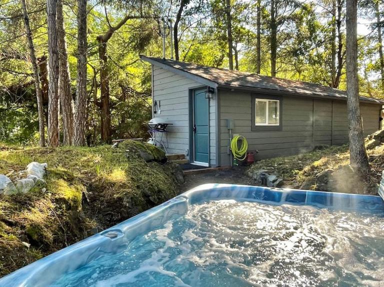 Cozy Cabana with Large Private Outdoor Hot Tub - Bed and Breakfast Nanoose Bay