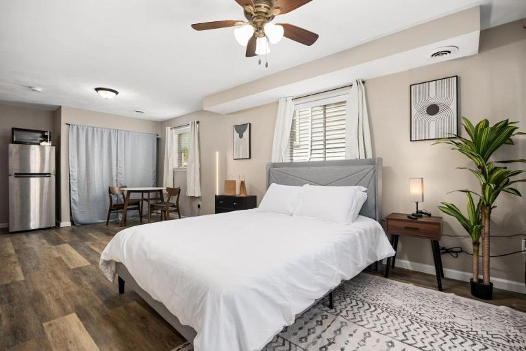 Stylish Studio Apartment with Modern Touches - B&B Peoria