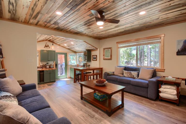 Beetlebark Bungalow- Inside Yosemite w/ hot tub EV charging cable - B&B North Wawona