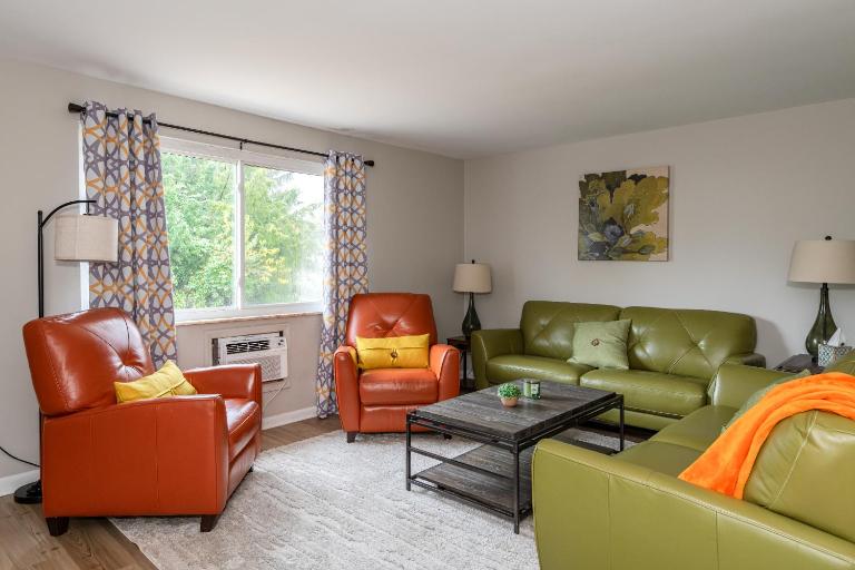 Modern 2BR Gem Steps to The Greene UD & WPAFB - Ferienwohnung Kettering