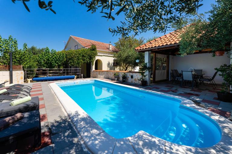 MY DALMATIA - Holiday home Olive Garden with private swimming pool - B&B Lađevci