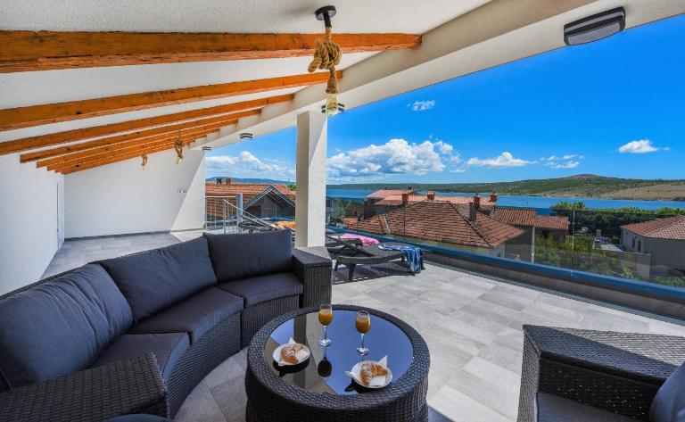 MY DALMATIA - Sea view villa Possedaria with amazing roof terrace - B&B Posedarje
