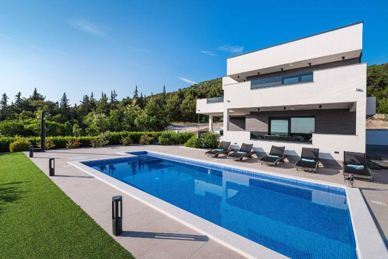 MY DALMATIA - Luxury villa Burra with private pool, jacuzzi and sports court - B&B Stankovci